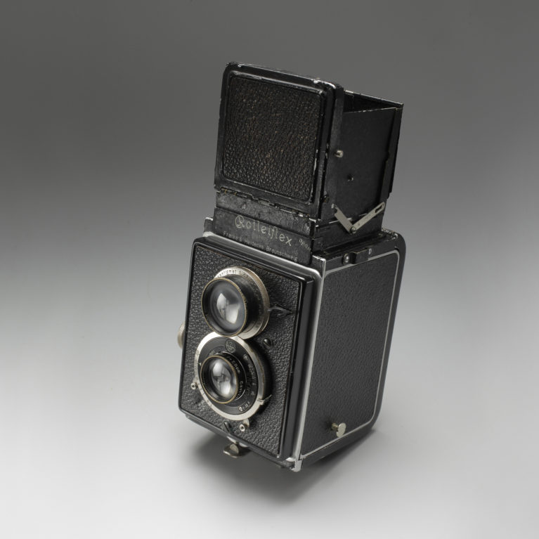 Appareil Rolleiflex pour le format 6x6 cm, premier modèle, vers 1930. Son système de visée le rend très discret et fort apprécié des premiers reporters