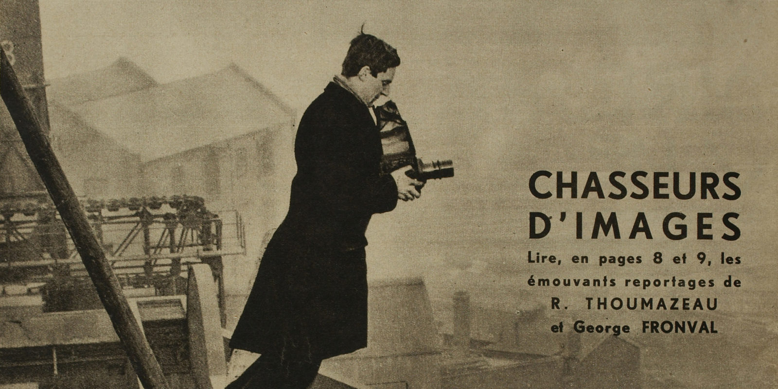 Un chasseur d’images et son appareil à visée reflex, couverture de VOILA – 33, 7 novembre 1931.