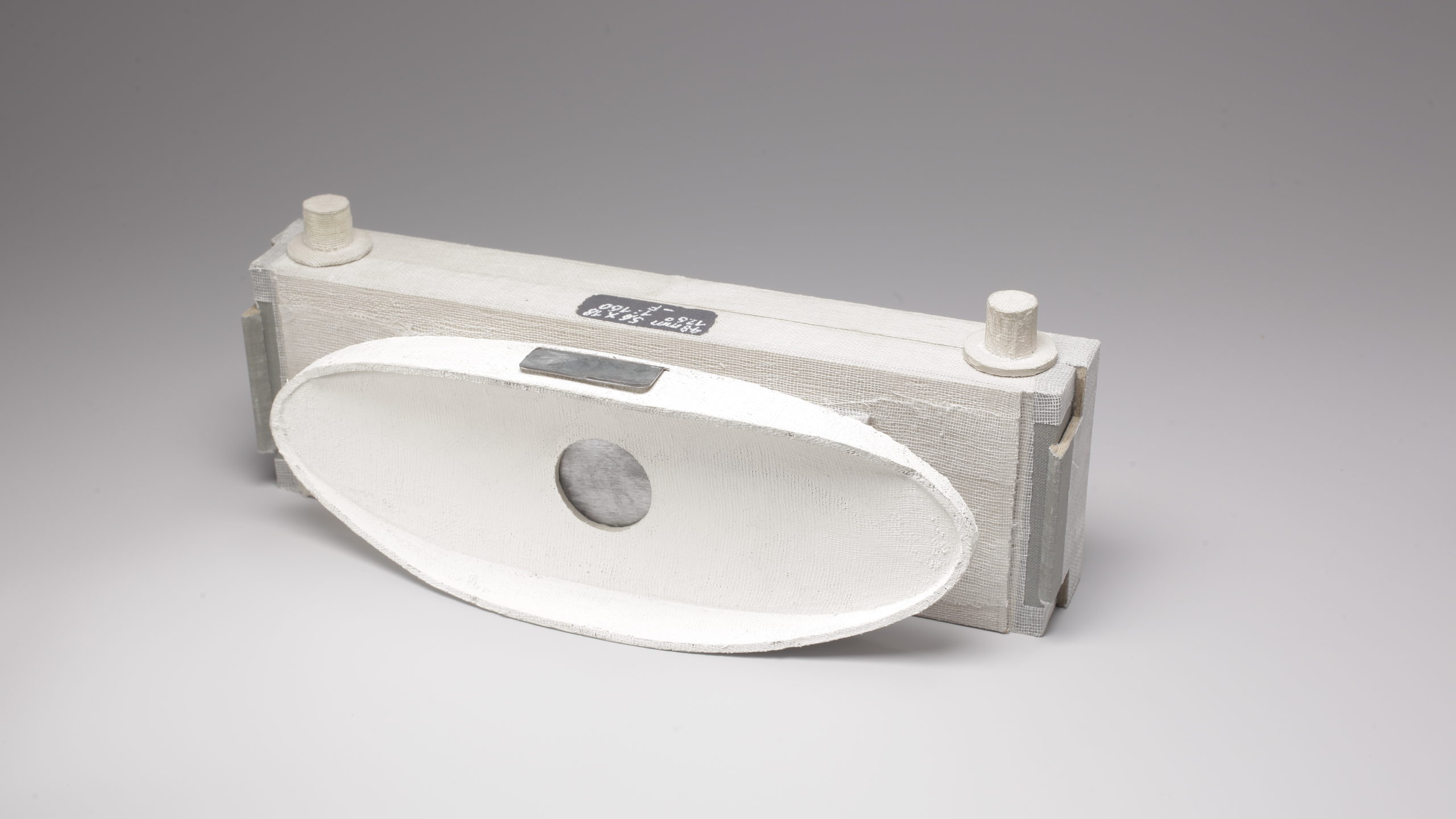 Appareil à sténopé de fabrication artisanale (carton recouvert de tissu et peint), Peter Olpe, Bâle, 1991.