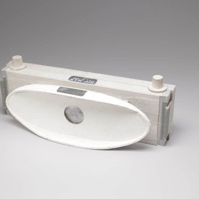 Appareil à sténopé de fabrication artisanale (carton recouvert de tissu et peint), Peter Olpe, Bâle, 1991.