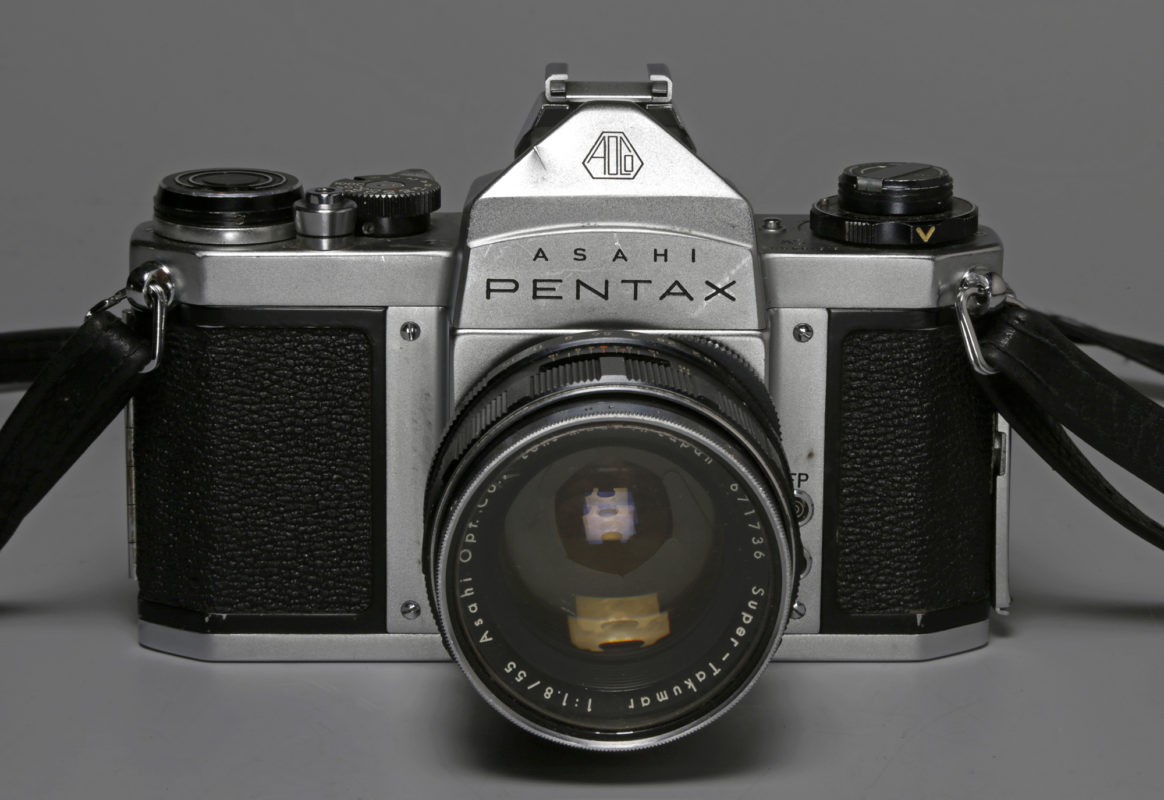 Appareil Asahi Pentax SV, équipé d’un objectif Asahi Pentax f/1.8 : 55mm, n° d'inv. 18237, collections MSAP.