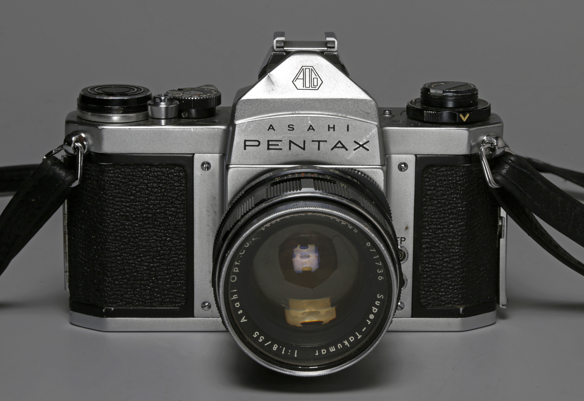 Appareil Asahi Pentax SV, équipé d’un objectif Asahi Pentax f/1.8 : 55mm. N° d'inventaire 18237, Collections du Musée suisse de l’appareil photographique, Vevey.