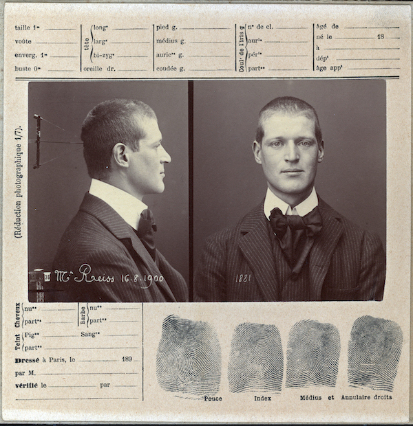 t001 tirage 124x77 mm monté sur fiche anthropométrique 142x145 mm Mr Reiss 16.08.1900 avec empreintes digitales du pouce de l'index du médius et de l'annulaire droits [REISS, R. A., 1902, Einiges über die signaletische Photographie (System Bertillon) und ihre Anwendung in der Anthropologie und Medizin. Internationale Photographische Monatsschrift für Medizin - Verlag Seitz & Schauer, München, a9 cahier 1, 1902, Separatabdruck 3-13, fig4 p 9, recadrage de la fiche anthropométrique sans les empreintes digitales]