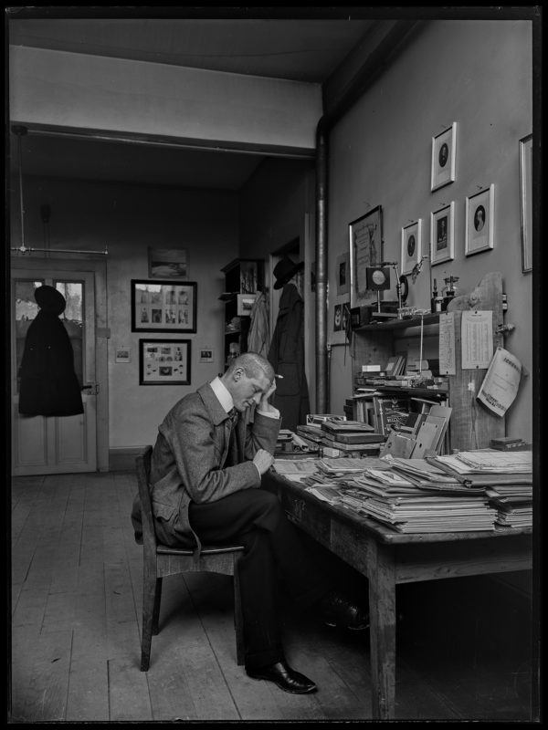 2.	Reiss à son bureau de l’UNIL. Crédit : UNIL, collection photographique Reiss