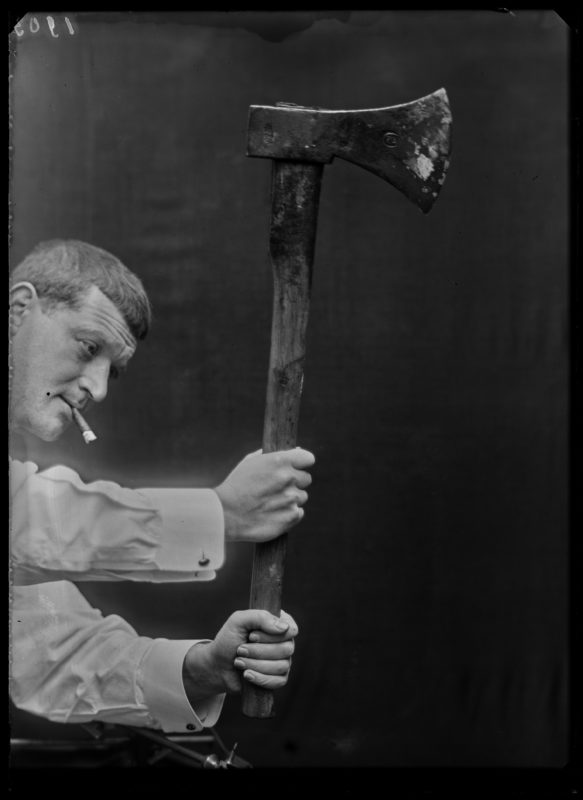 Reiss during the re-enactment of a crime. Credit: UNIL, Reiss photographic collection.