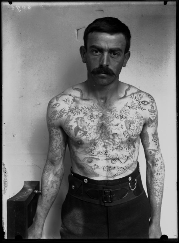 5.	Tatouages, juillet 1912. Crédit : UNIL, collection photographique Reiss