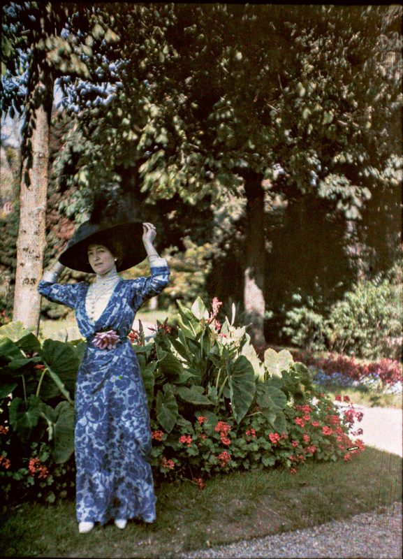 1. Anonymous. Claire Salles in the garden of Villa Claire, Vevey, 1910. Credit: Musée d'Orsay, Dist. RMN-Grand Palais/Patrice Schmidt.