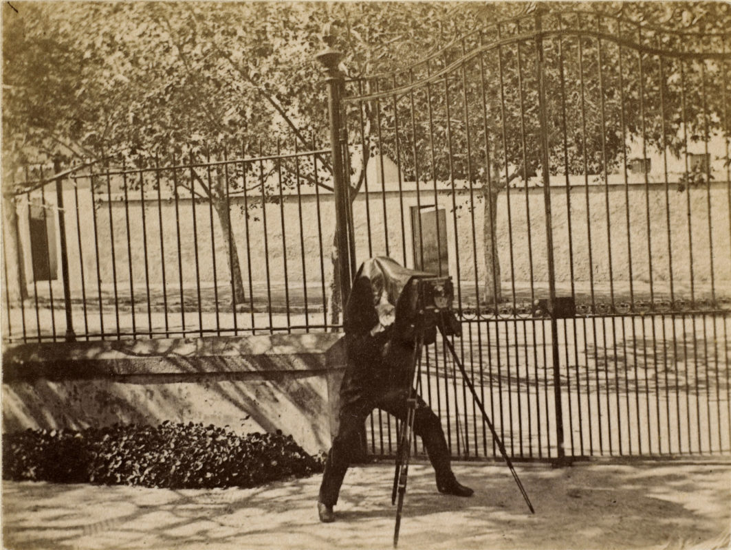 2.	Anonyme. Le photographe photographié (G. Eiffel et son appareil photo), 1890-1892. Crédit : Musée d’Orsay, Dist. RMN-Grand Palais/Alexis Brandt.