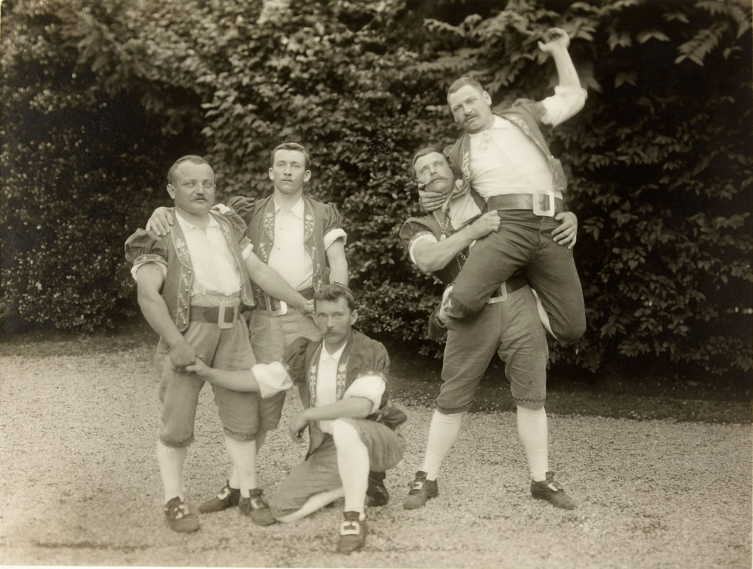 3.	Anonyme. Fête des Vignerons, Vevey, la troupe des armaillis, 1905. Crédit : Musée d’Orsay, Dist. RMN-Grand Palais/Alexis Brandt.