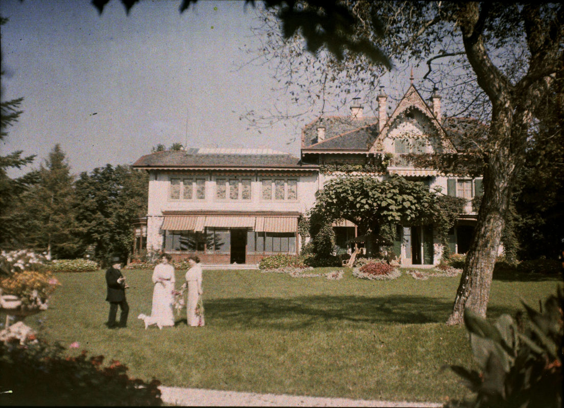 4.	Anonyme. Villa Claire, Vevey, 1910 (G. Eiffel à gauche). Crédit : Musée d’Orsay, Dist. RMN-Grand Palais/Patrice Schmidt.
