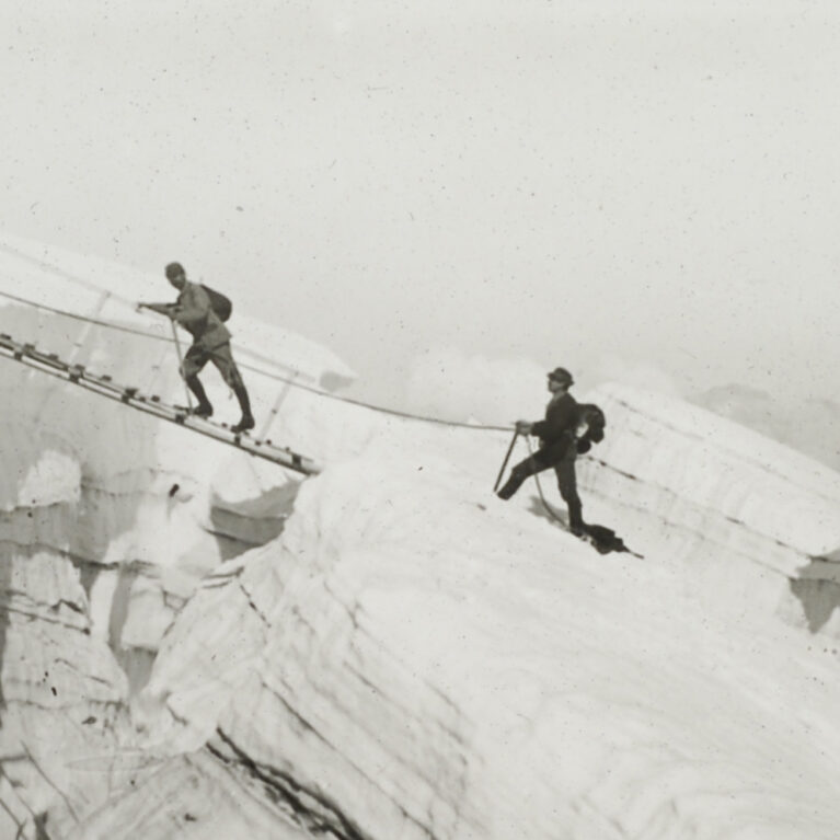 Gilbert Hovey Grosvenor (1875-1966), Trois alpinistes franchissant une crevasse le Mont Blanc, vers 1891-1904, © Musée suisse de l’appareil photographique, Vevey