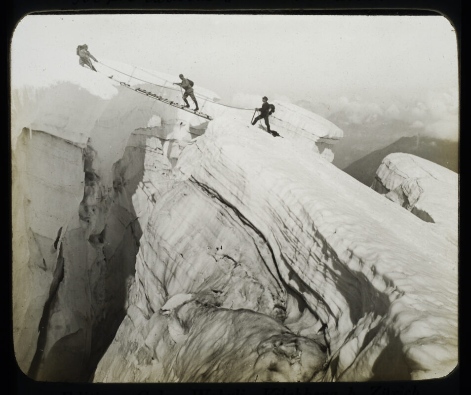 Gilbert Hovey Grosvenor (1875-1966), Three mountaineers crossing a crevasse on Mont Blanc, ca. 1891-1904, magic lantern slide, © Musée suisse de l'appareil photographique, Vevey.